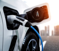 Auta na baterie už v Praze neparkují zdarma. Tankování, dobíjení i parkování vyřídíte v jediné aplikaci